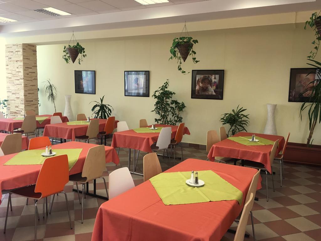 Готель Ceu Konferencia Koezpont 3*