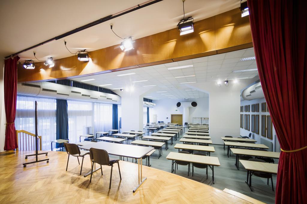 Готель Ceu Konferencia Koezpont 3*